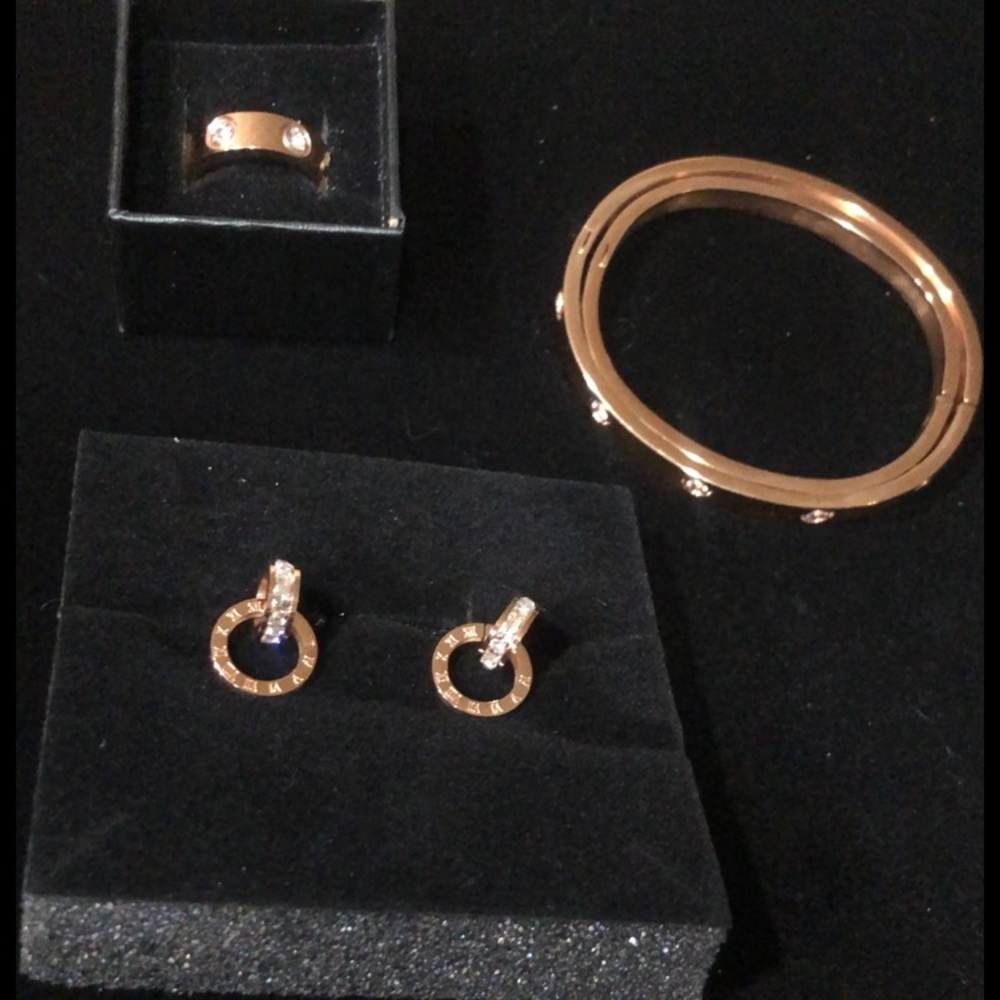 Roman Numeral jewelry set in rose gold finish 😍